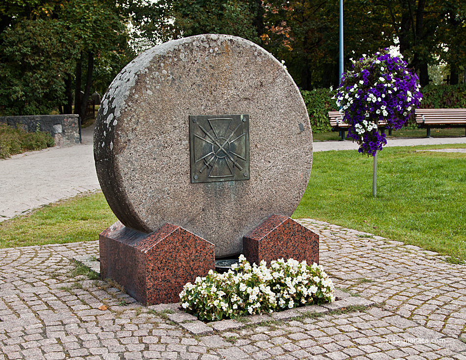 Памятник в центре города