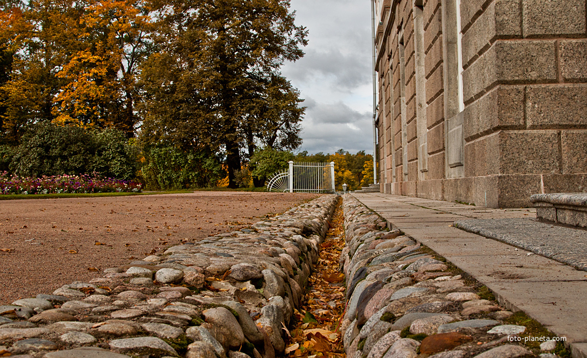 Возле Зубовского флигеля