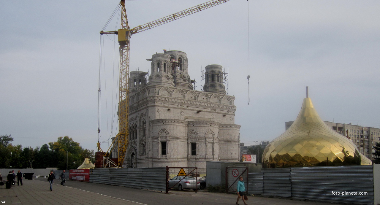 Строится храм у Ж.Д. вокзала.