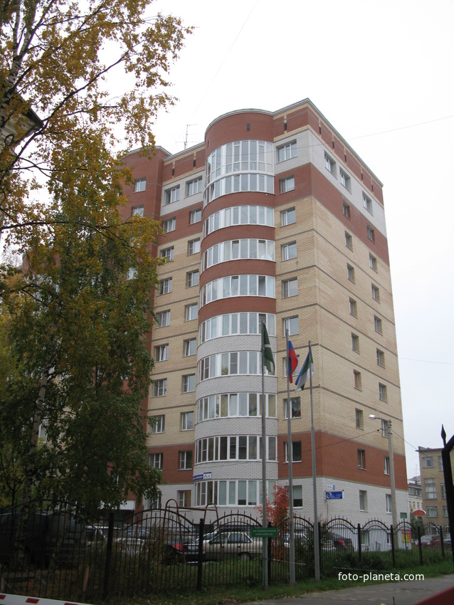 Сыктывкар 2013 здание во дворе школы 14