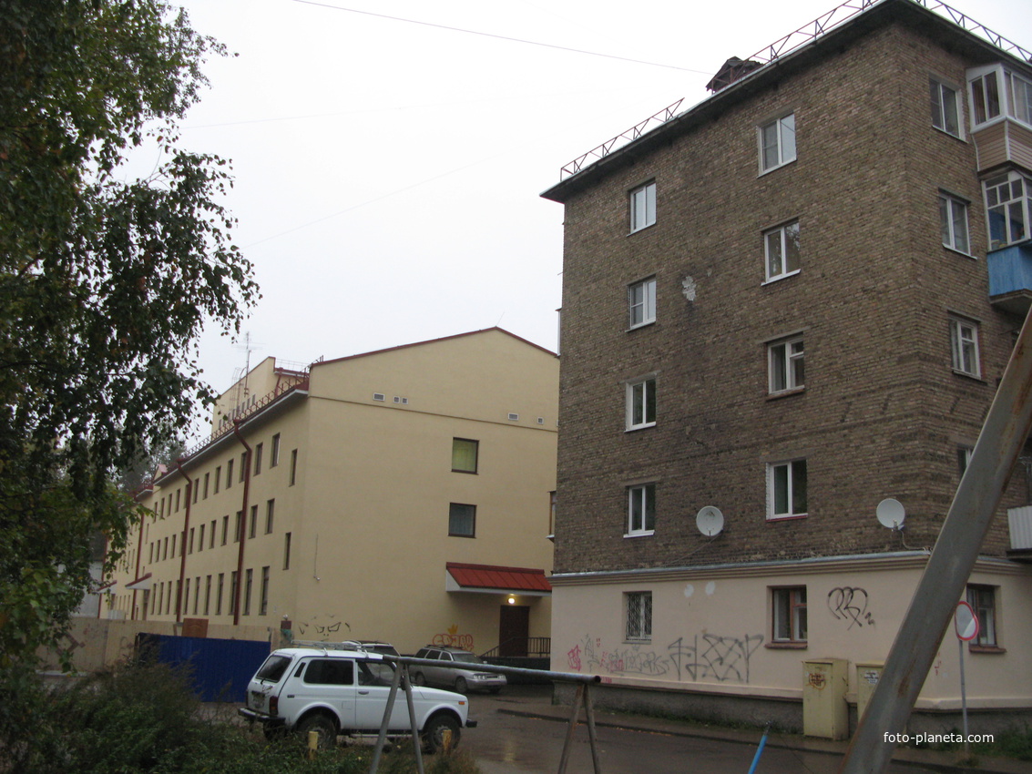 Сыктывкар 2013 драмтеатр (слева)