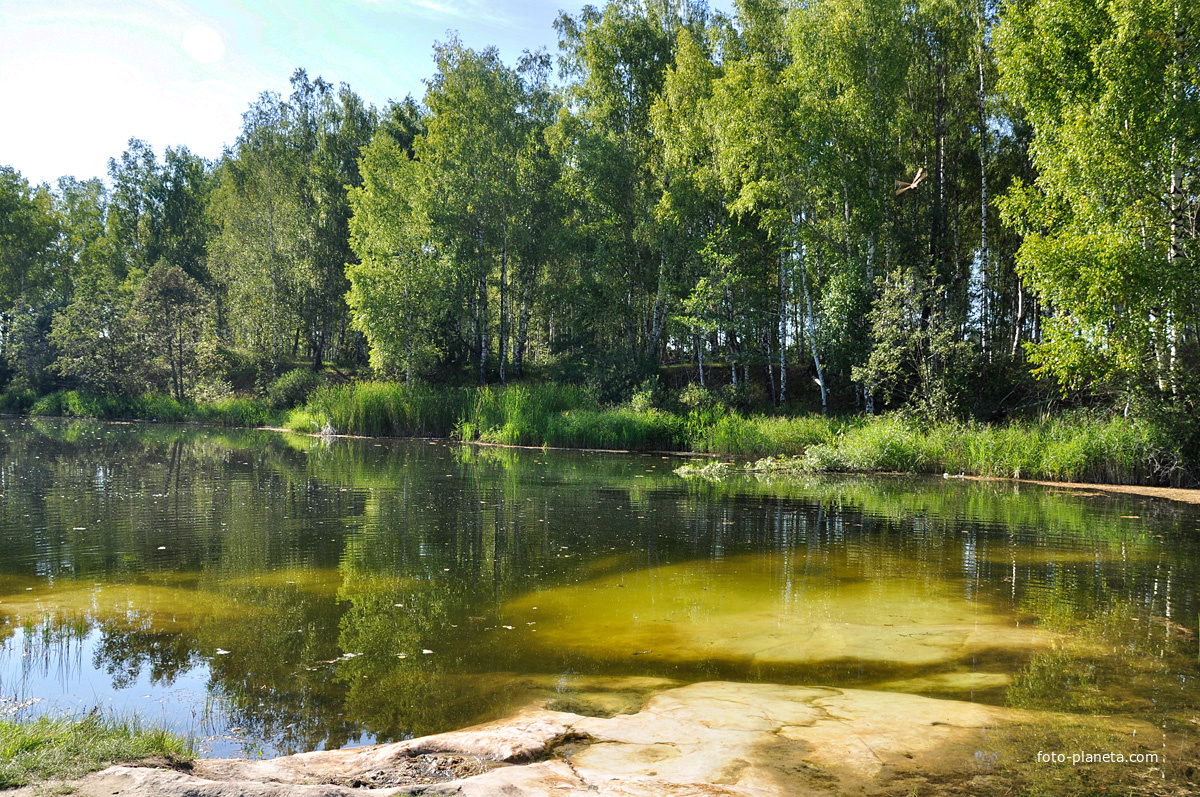Карьер. с. Филинское. Август 2013г. На дне озера - красивые белые гладкие камни, рядом с которыми вода хорошо прогревается нас солнце.