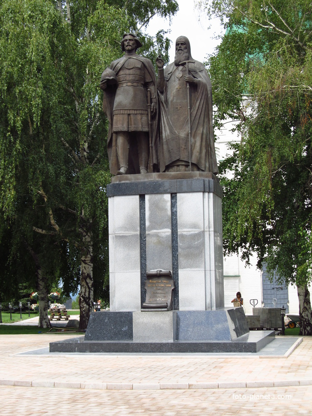 Памятник основателю города святому великому князю Георгию Всеволодовичу и наставнику его наставнику его святителю Симону от нижегородцев.