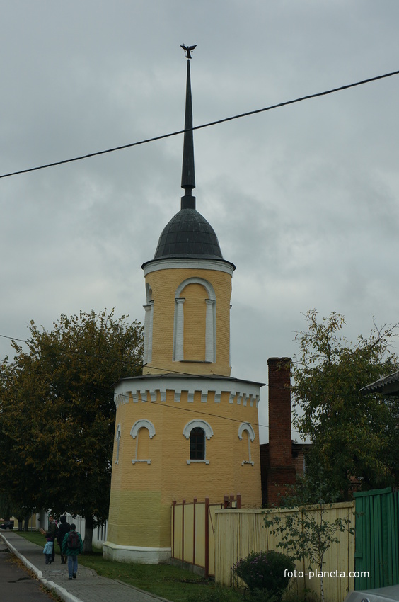 Башня ограды Свято-Троицкого Ново-Голутвина монастыря