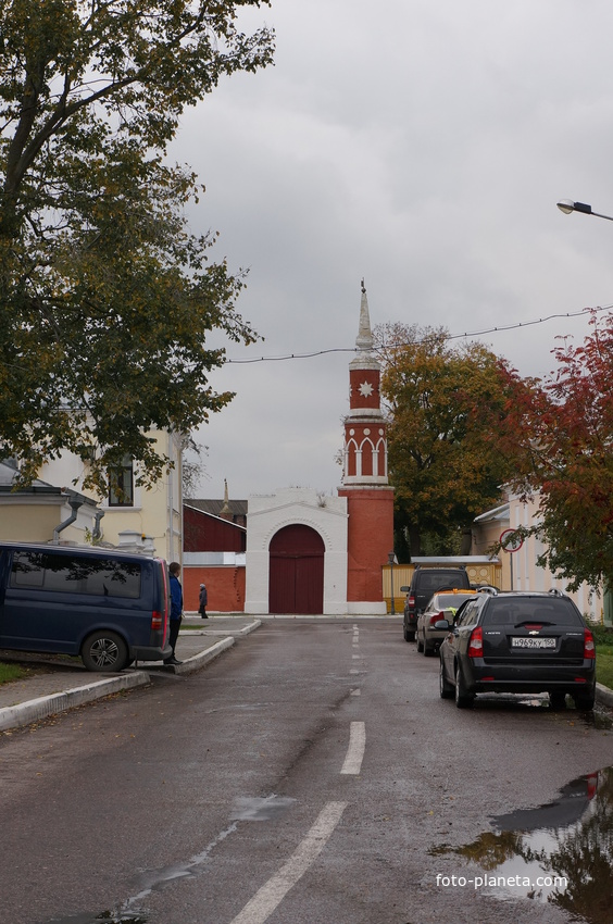 Коломенский Успенский Брусенский монастырь, Падающая башня