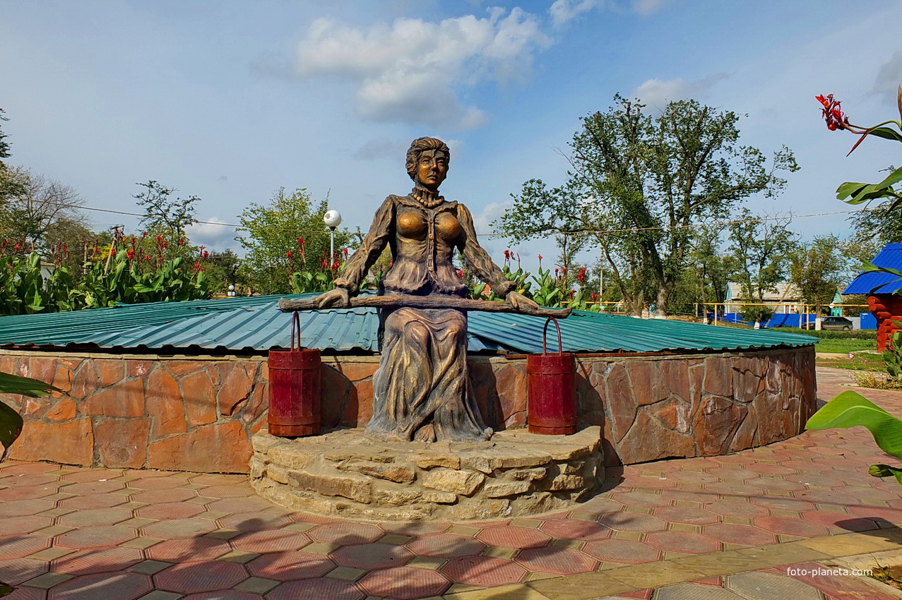 Скульптура казачки у фонтана