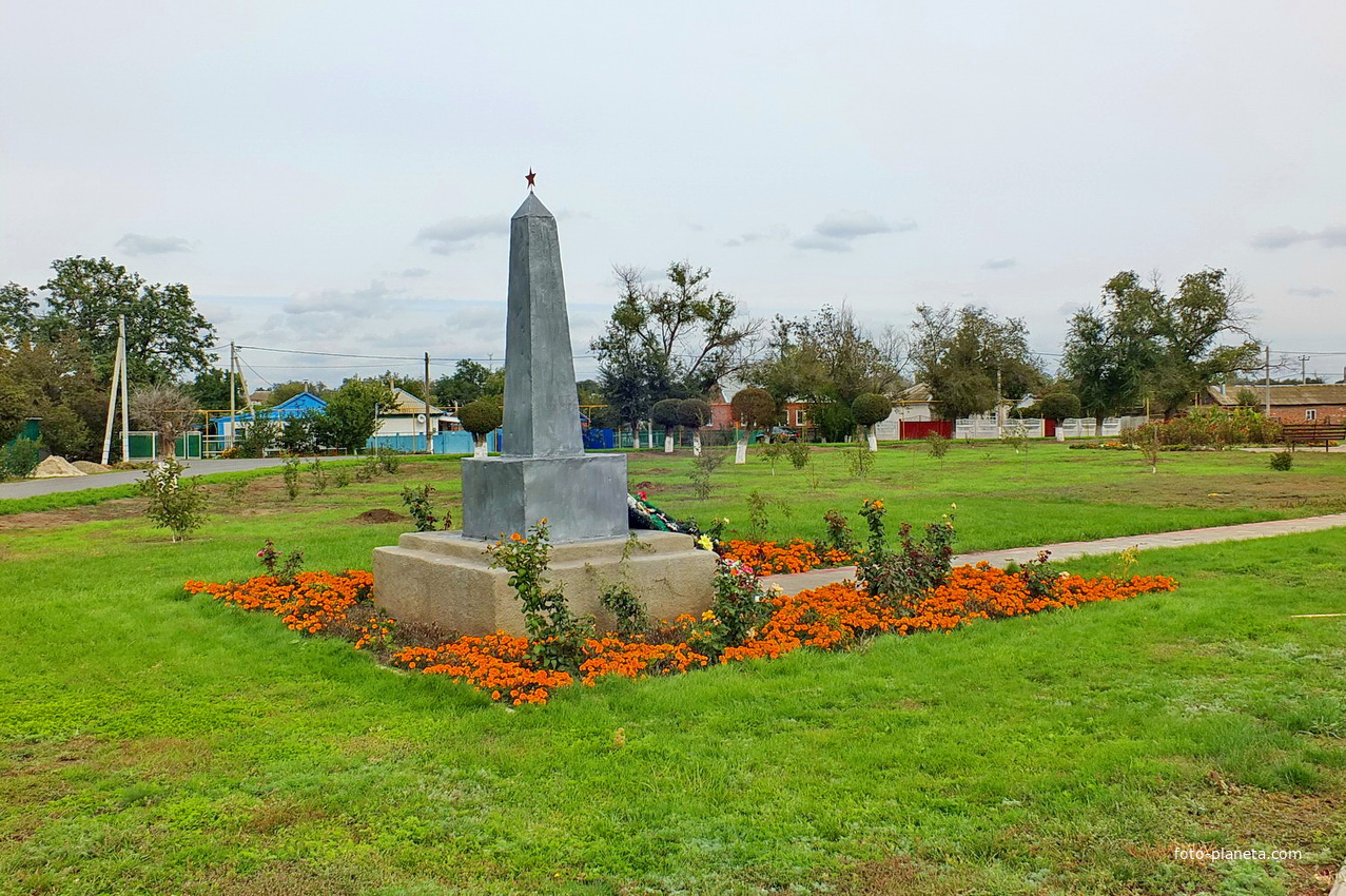 Братская могила в парке периода гражданской войны