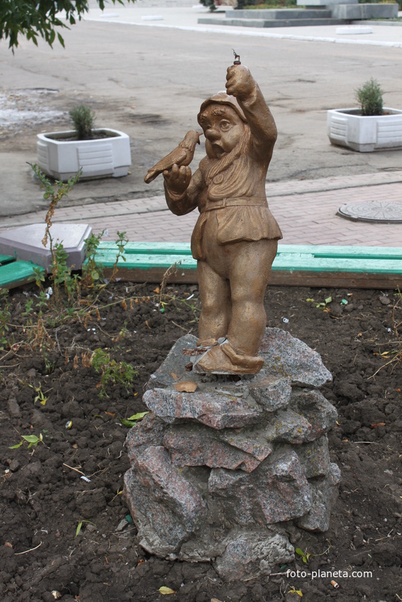 Приморск. Скульптура на ул. Ленина.