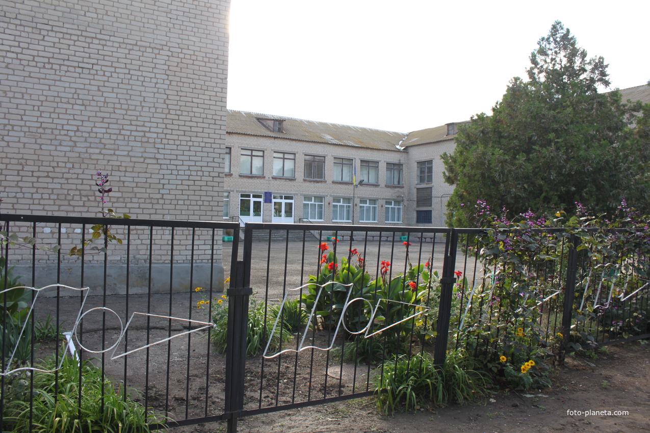 Приморск. Средняя школа.
