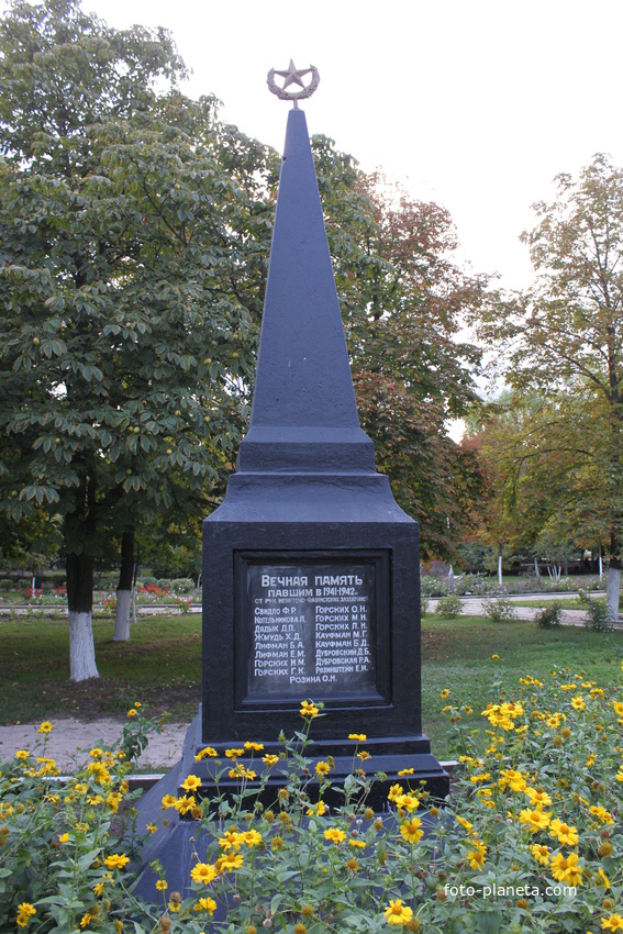 Приморск. Памятник павшим от рук немецко-фашистских захватчиков.