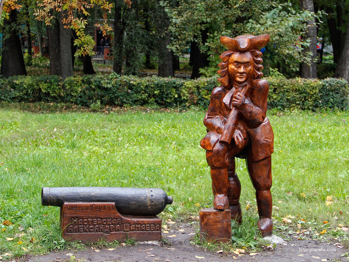 Деревянная скульптура в Нижнем парке