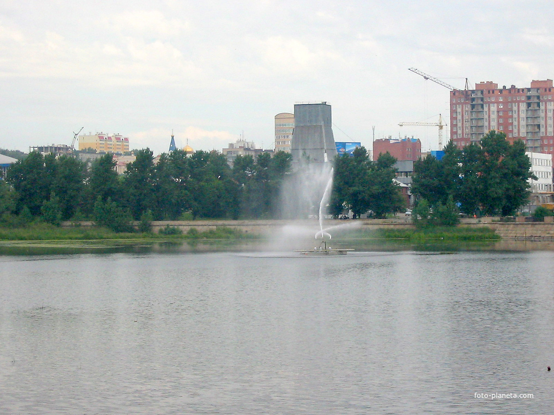 Челябинск, 2006 г. Фонтан на реке