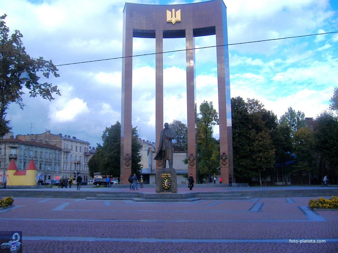 Ливів памятник с.Бандері
