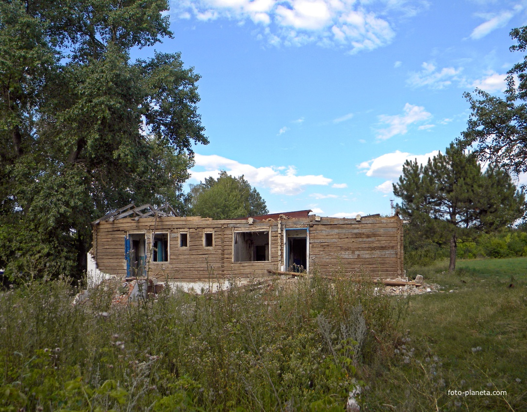 Заброшенная школа в селе Коновалово