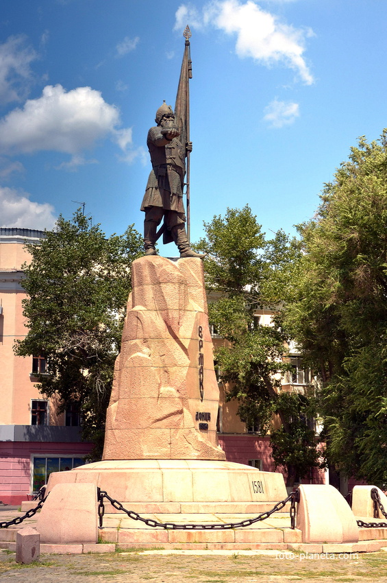Памятник ЕРМАКУ