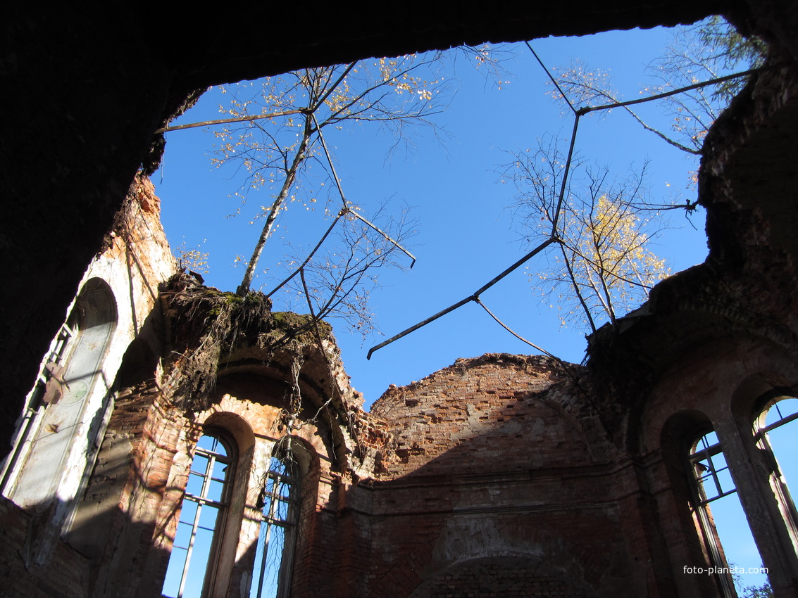 Фрагменты руин церкви