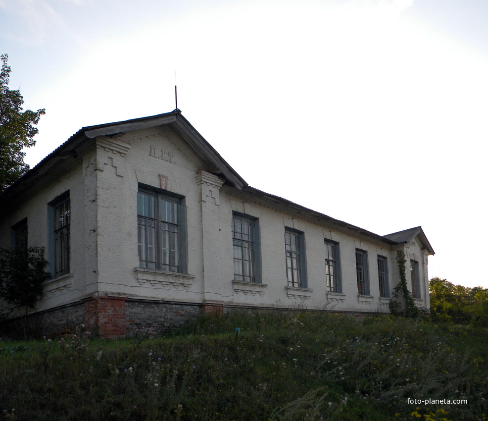 Старинное здание где размещалась сельская школа.