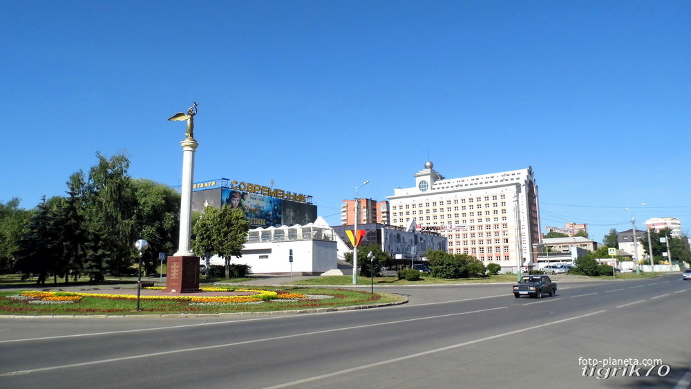 Скульптура добрый ангел мира, кинотеатр «Современник» был построен  в 1977 г.