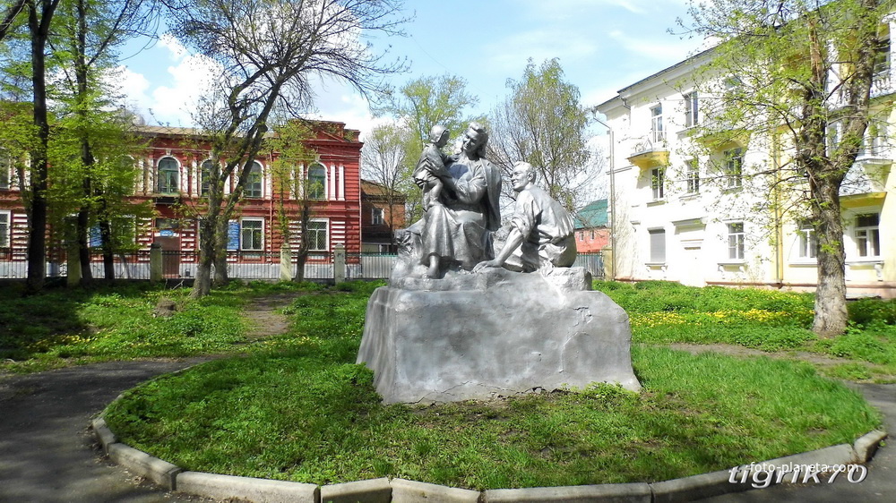 г. Пенза, скульптура  «Семья» находится на ул. Володарского, был создан в 50-е годы прошлого века