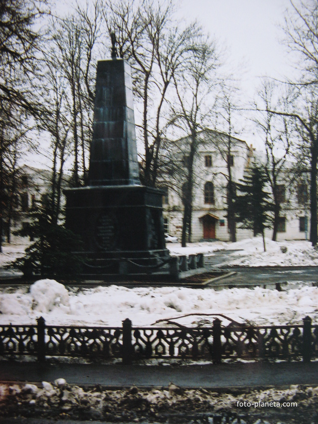 Памятник жертвам белогвардейского мятежа, Демидовский сад