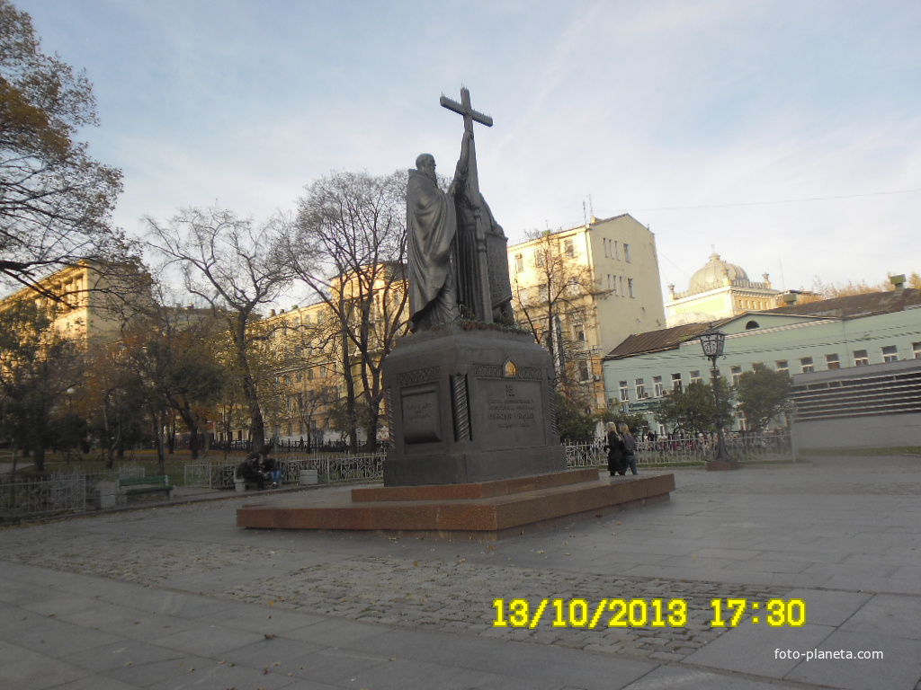 памятник  Кириллу  и Мефодию