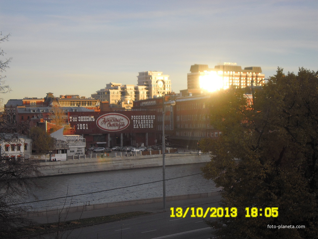 Вид  на   Красный  Октябрь  от  храма  Христа  Спасителя