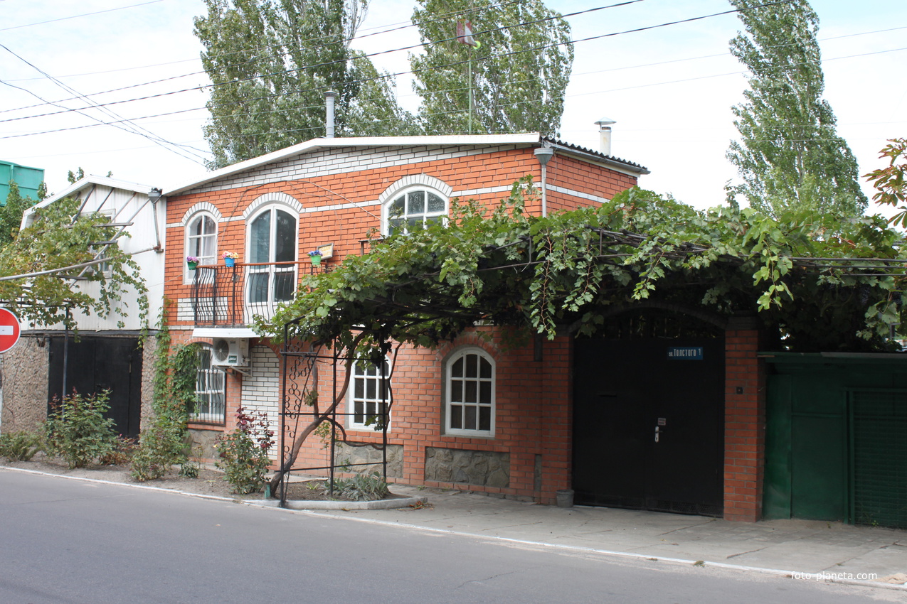 Бердянск. Ул. Толстого, 1.