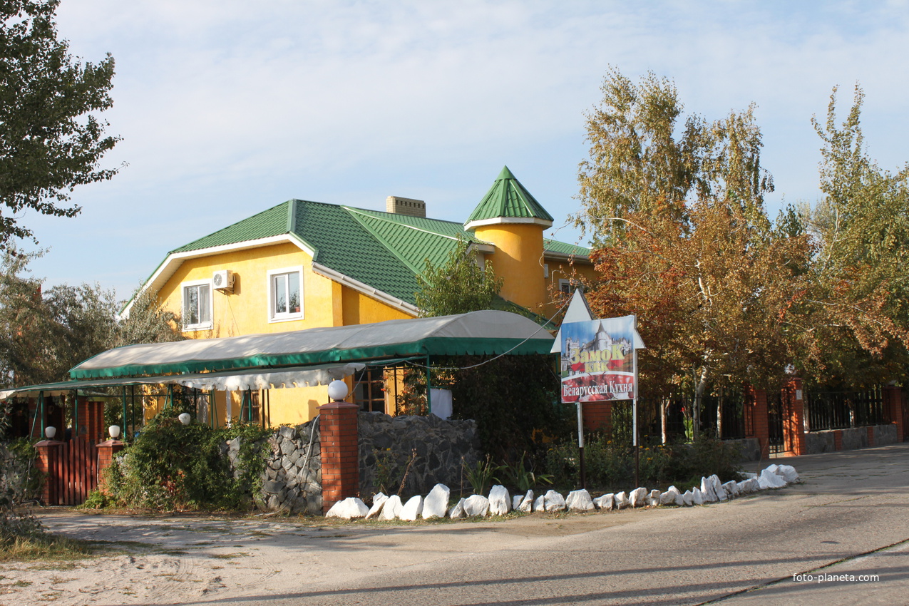 Бердянск. Средняя коса. Ул. Макарова. "Замок КВК".