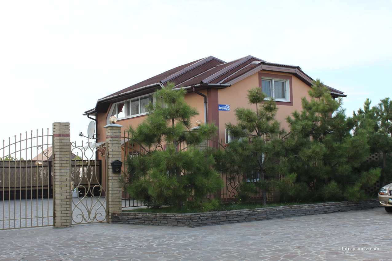 Бердянск. Средняя коса. Ул. Макарова, 52г.