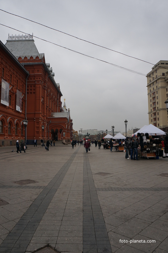 Между музейным фондом и гостинецей Москва