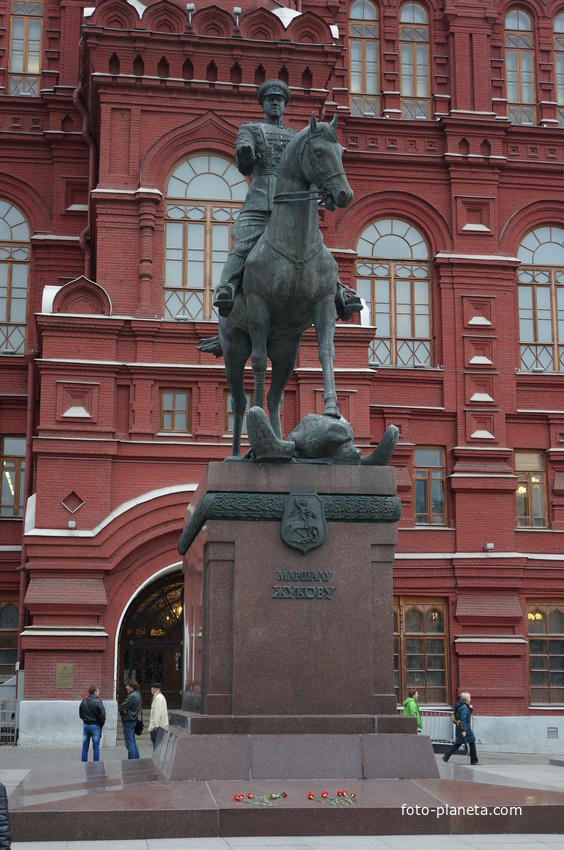 Памятник.  Маршал Георгий Константинович Жуков изображён верхом на коне, который топчет копытами штандарты нацистской Германии.