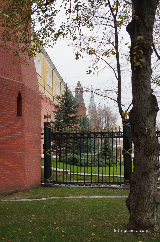 Александровский сад, у Арсенальной башни