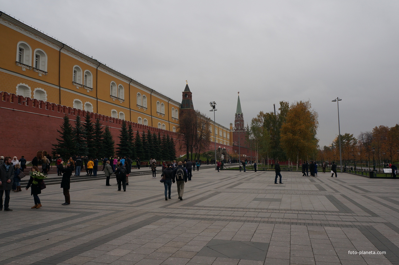 Александровский сад, площадь у вечного огня