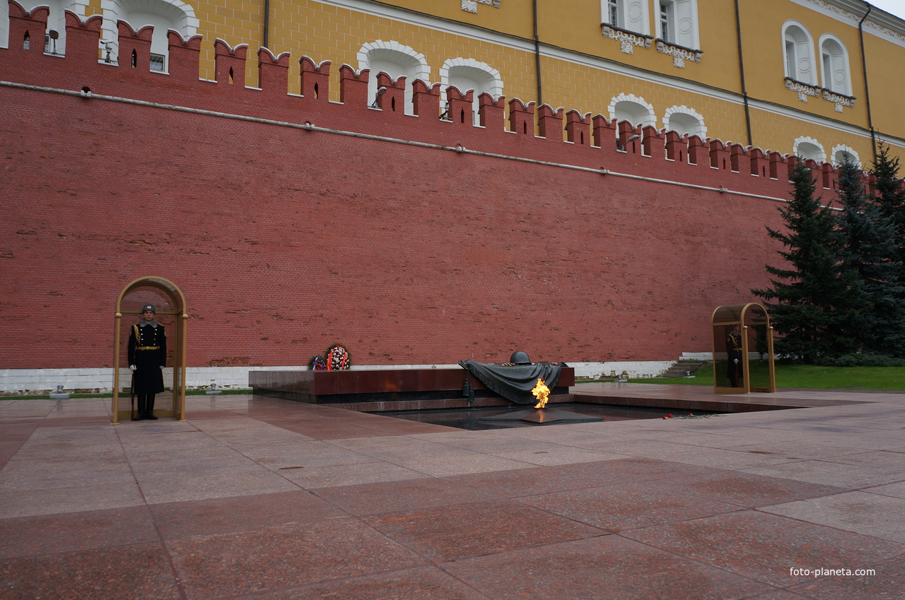 Вечный огонь Славы у могилы Неизвестного солдата