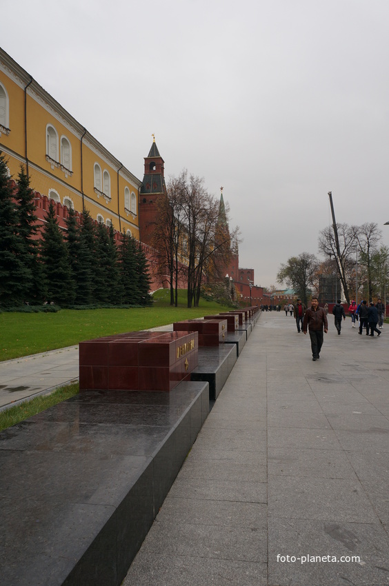 Блоки из тёмно-красного порфира с капсулами земли городов-Героев