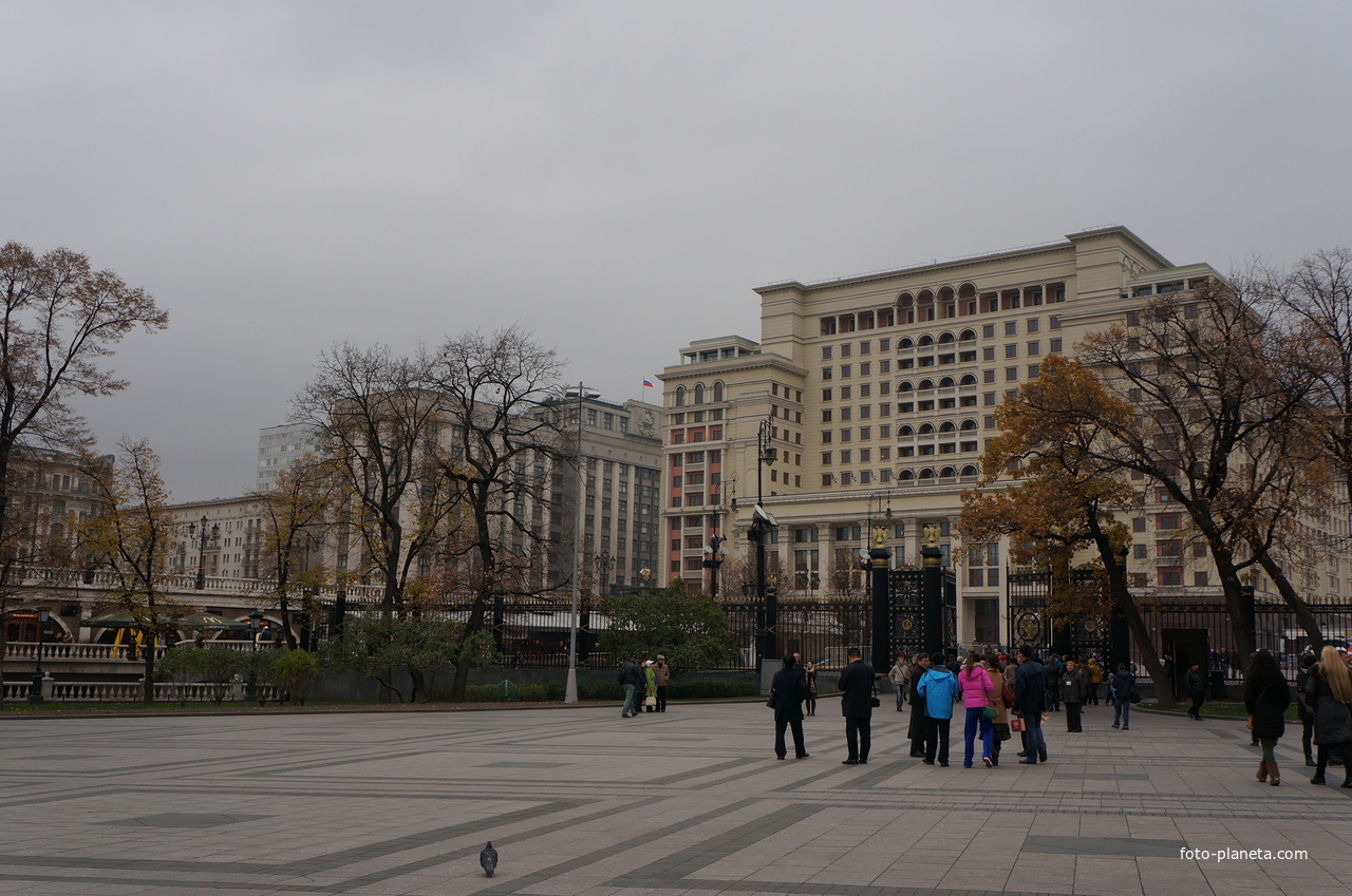 Ворота в Александровский сад. Гостиница Москва