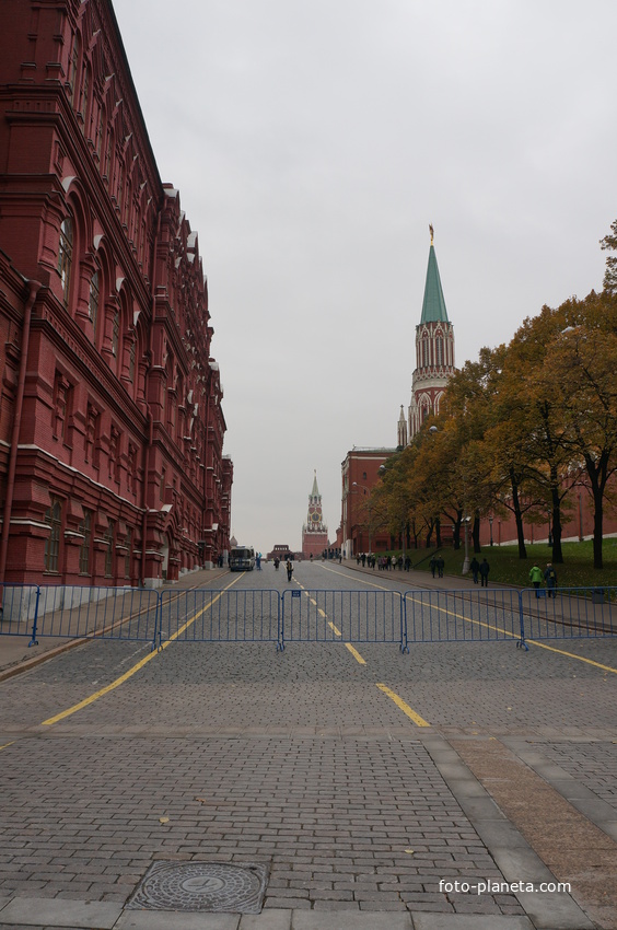 Спуск между Историческим музеем и Кремлёвской стеной. Красная площадь