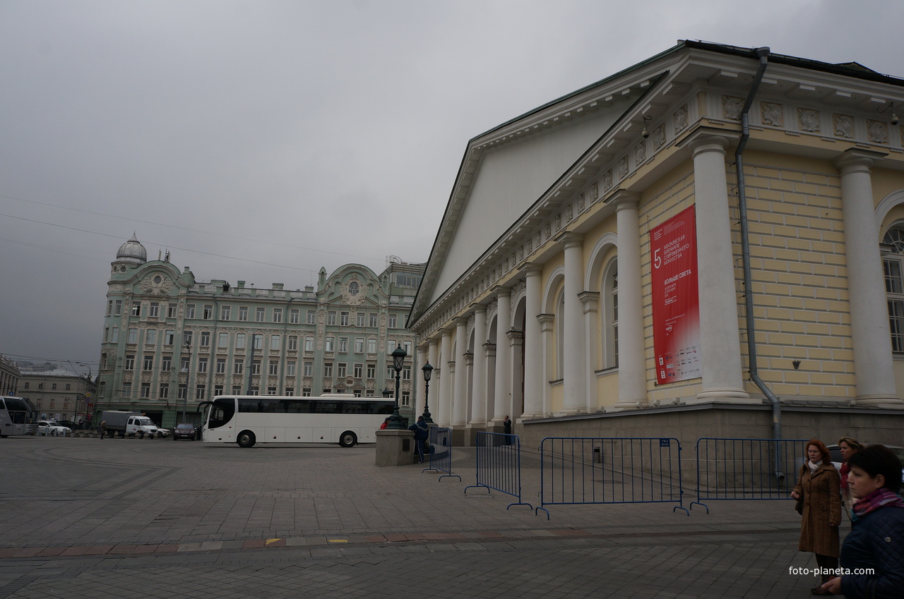 Бывшая гостиница Петергоф здание Манежа