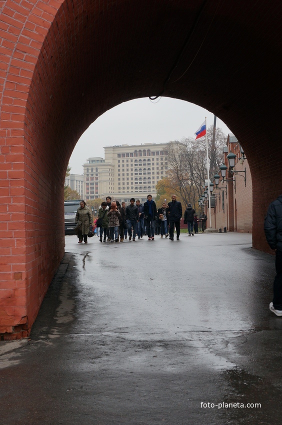 Гостиница Москва в арке моста к Троицкой башне