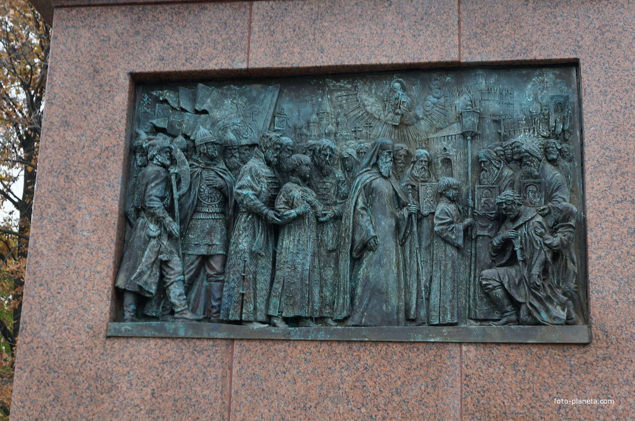 Барельеф на памятнике Гермогену