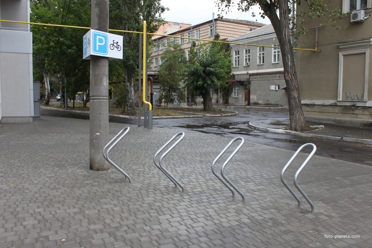 Бердянск. Велосипедная стоянка возле стоматологической поликлиники.