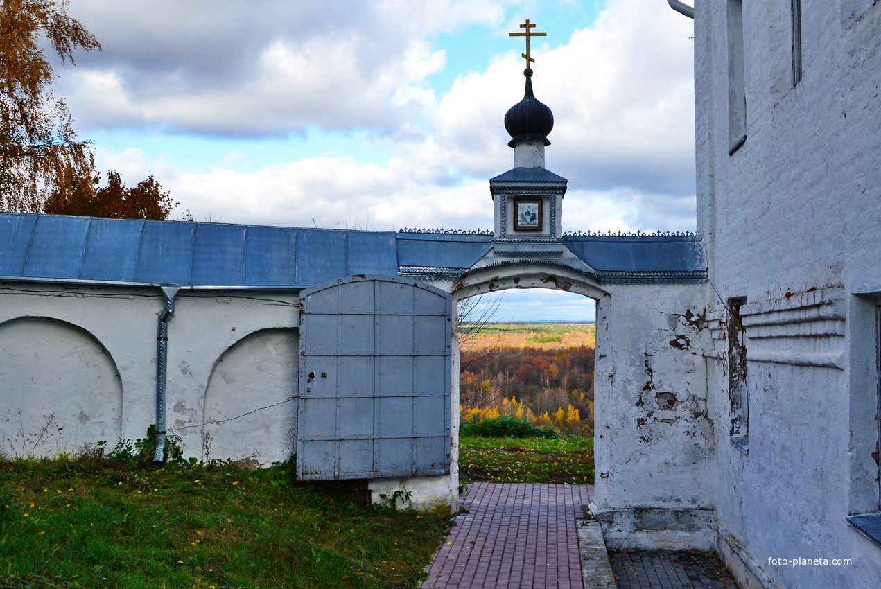 Открытая дверь монастыря