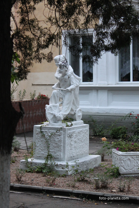 Бердянск. Скульптура на территории гимназии &quot;Надежда&quot;.