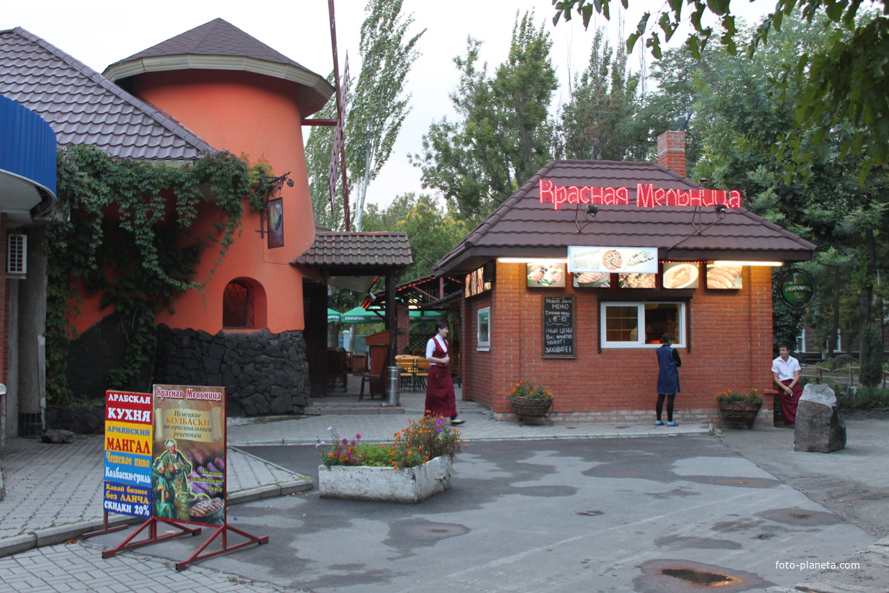 Бердянск. Ресторан &quot;Красная мельница&quot;.