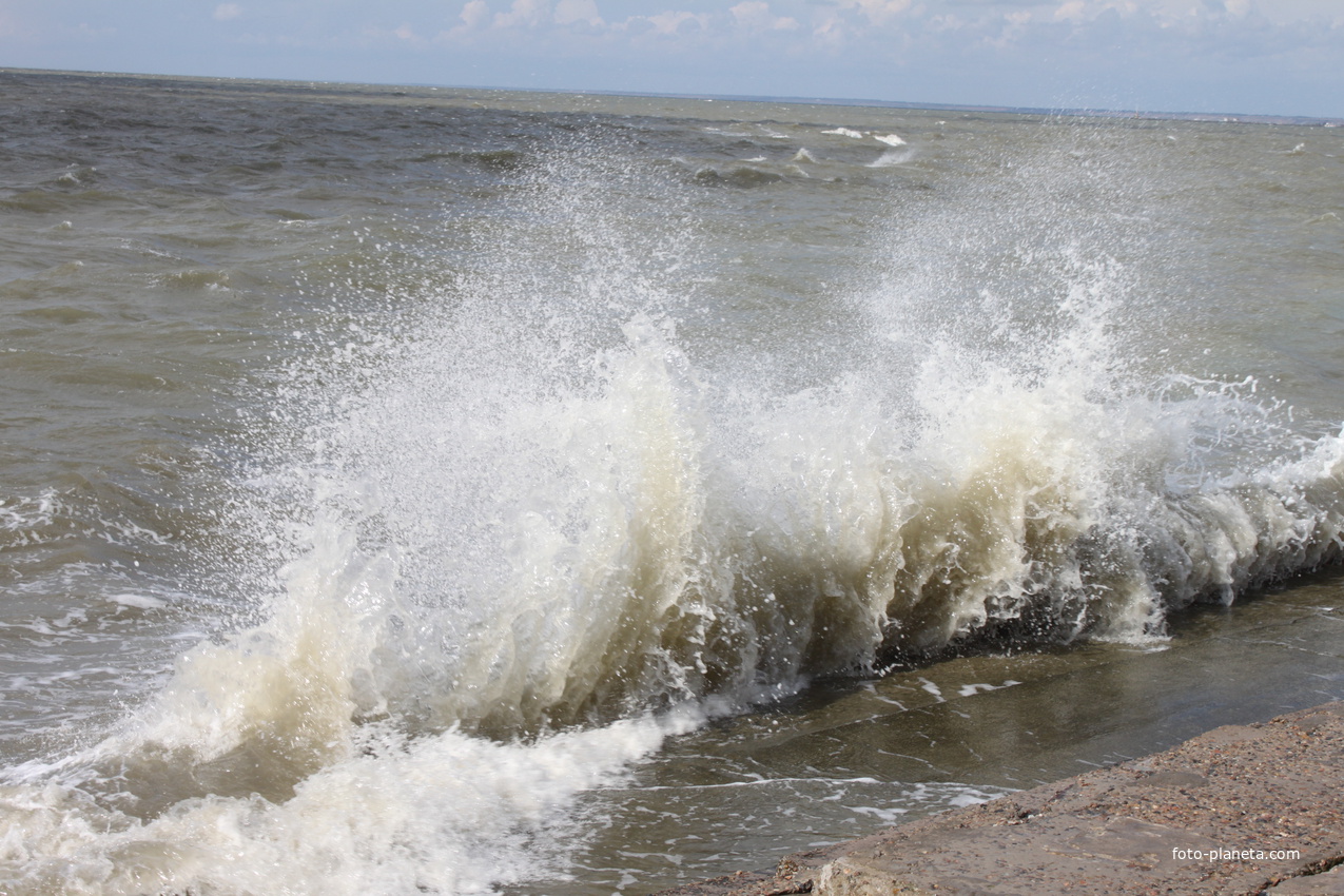 Бердянск. Прибой на центральной набережной.
