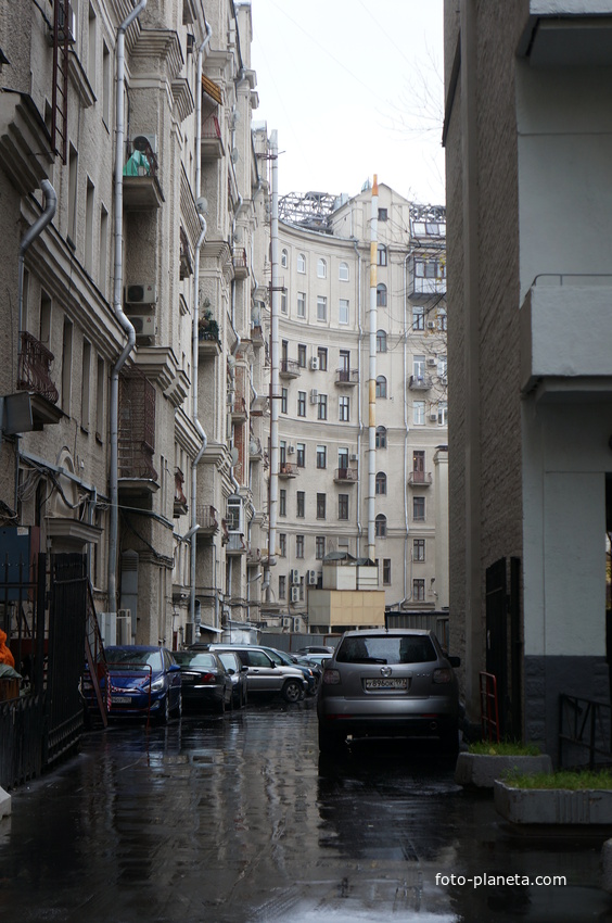 Монументальное здание по Тверской 9, 1949 года постройки, со двора