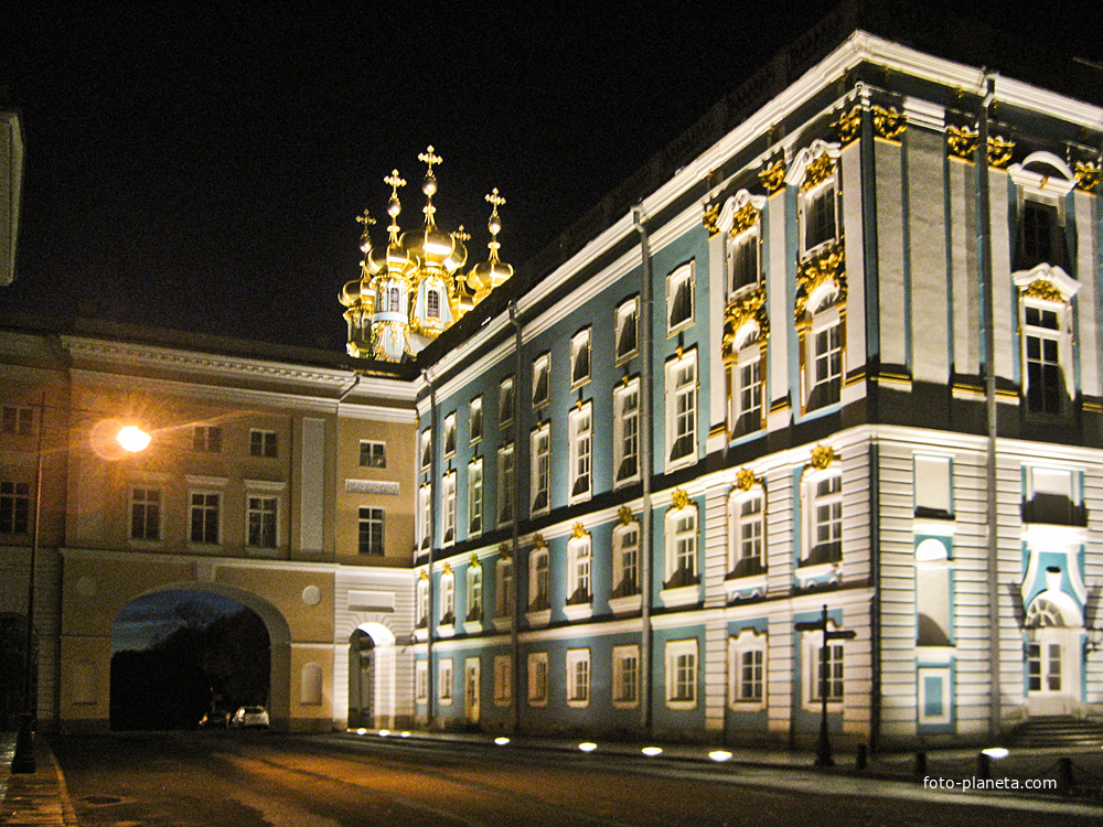Вид на Екатерининский дворец при ночном освещении
