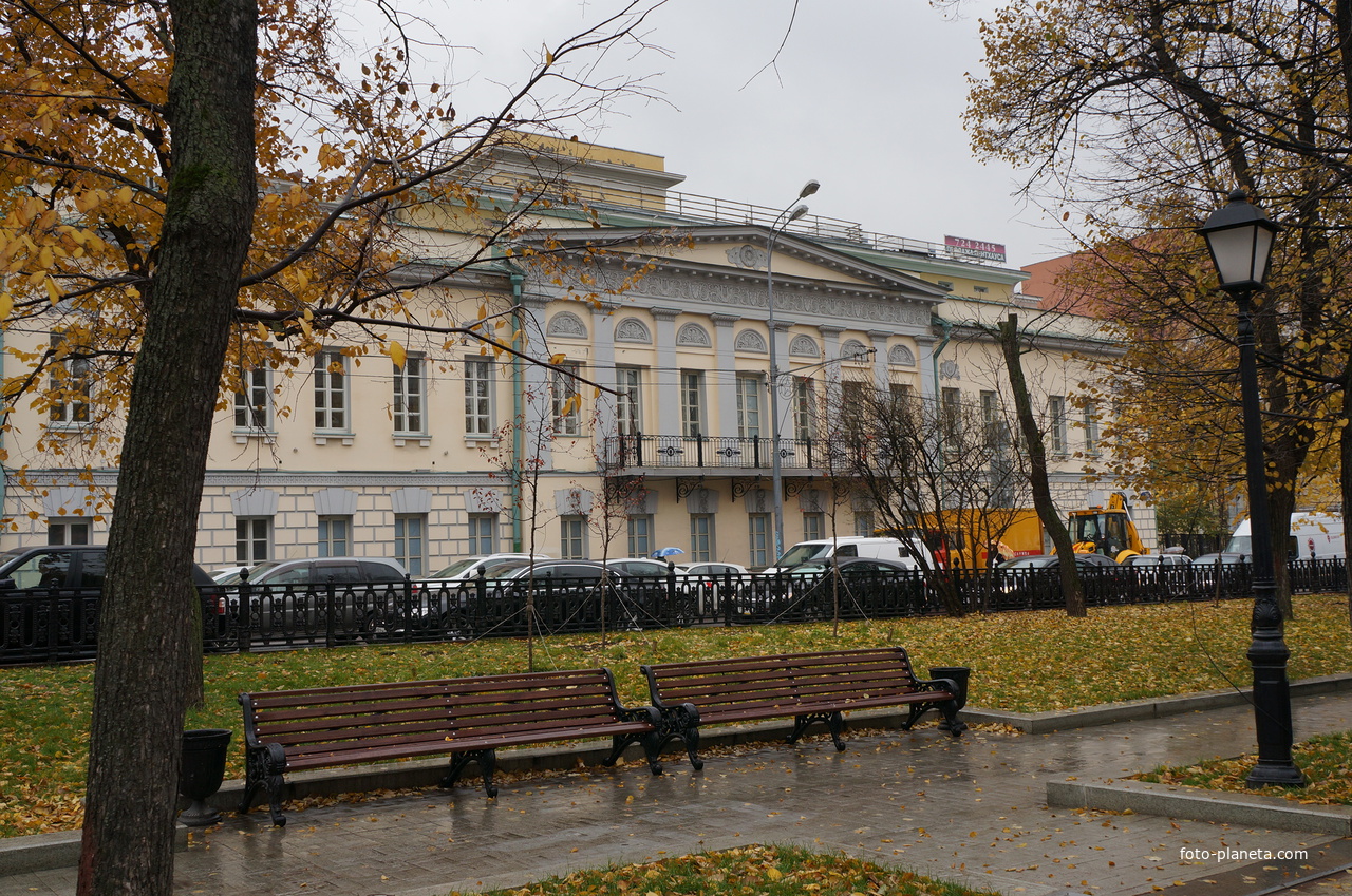 Новодел на месте старинной усадьбы на Тверском бульваре