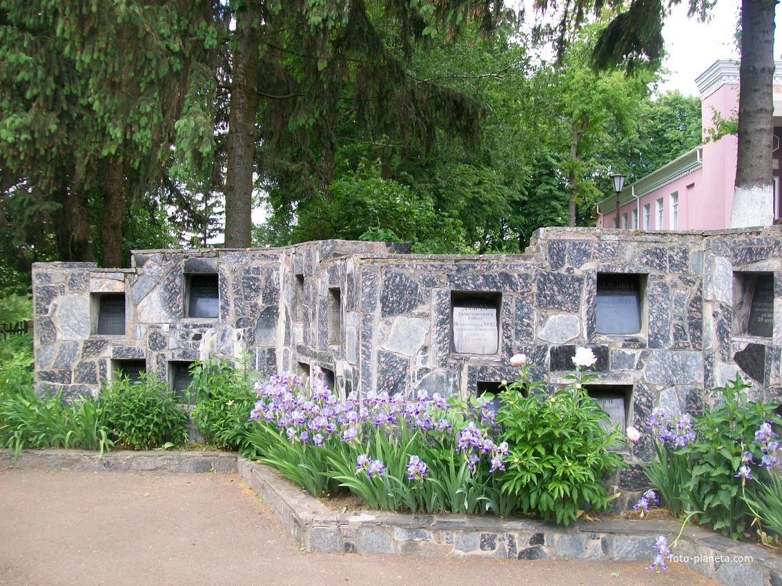 Меморіальна стіна спалених сіл Овруччини, споруджена до 50-річчя Перемоги в Словечному