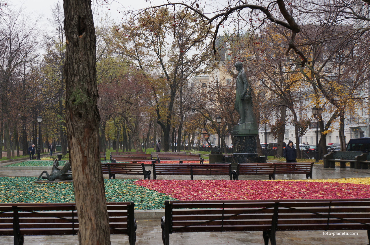 Памятник поэту Сергею Александровичу Есенину на Тверском бульваре